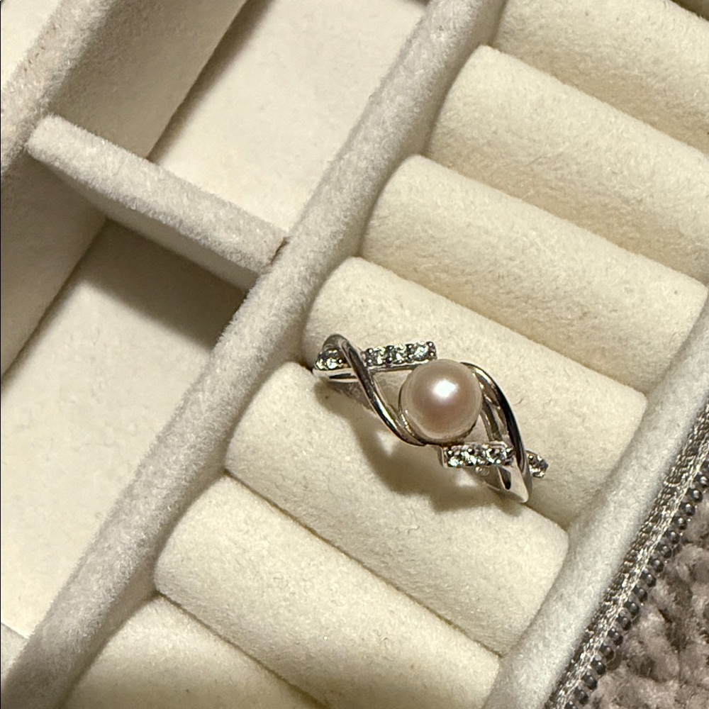 Elegant Silver Pearl Ring